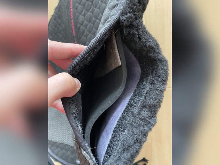 Lammfell Pad schwarz mit hoher Widerristfreiheit