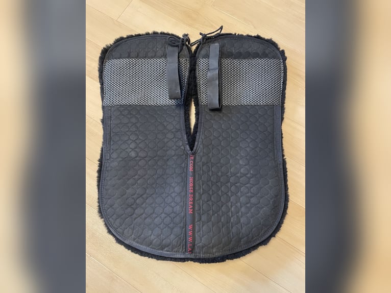 Lammfell Pad schwarz mit hoher Widerristfreiheit