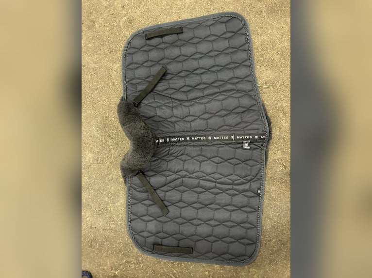 Mattes Lammfellschabracke