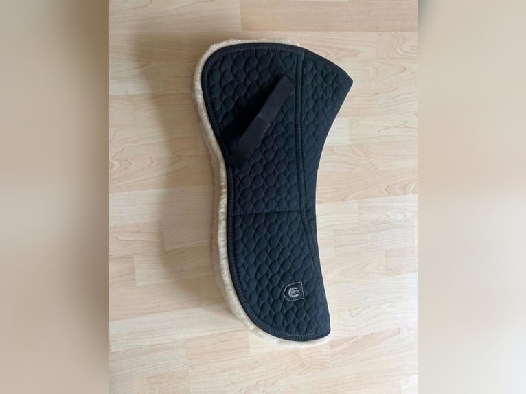 Nagelneues Lammfellpad 