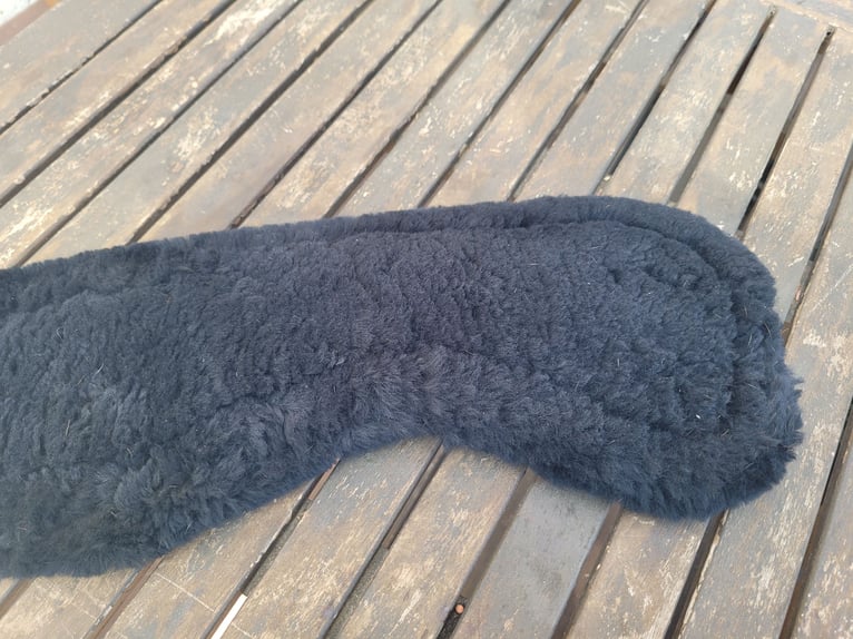 Neuwertige Lammfellsatteldecke WB, DS  inkl Lammfellkurzgurt 60cm mondform Felix Bühler 