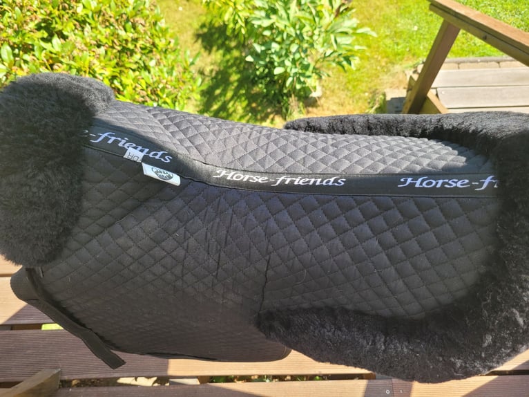 Neuwertige Lammfellsatteldecke WB, DS  inkl Lammfellkurzgurt 60cm mondform Felix Bühler 