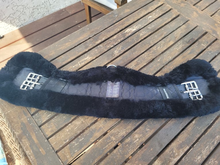 Neuwertige Lammfellsatteldecke WB, DS  inkl Lammfellkurzgurt 60cm mondform Felix Bühler 
