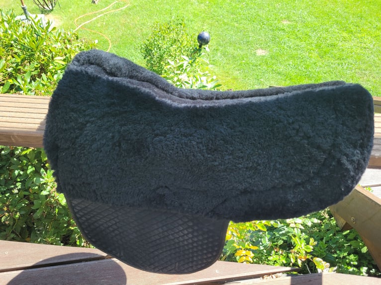 Neuwertige Lammfellsatteldecke WB, DS  inkl Lammfellkurzgurt 60cm mondform Felix Bühler 