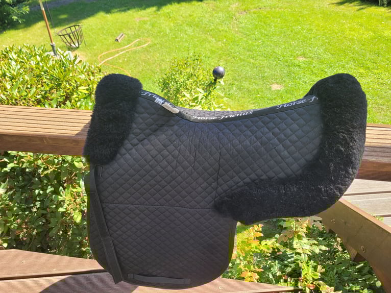 Neuwertige Lammfellsatteldecke WB, DS  inkl Lammfellkurzgurt 60cm mondform Felix Bühler 