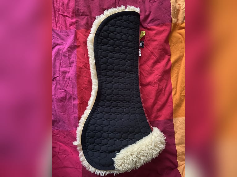 Sattelpad Sattelkissen Mattes Platinum Lammfell m. Rand M 60 cm VS