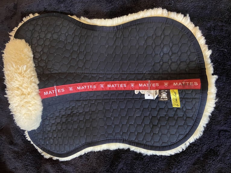 Sattelpad Sattelkissen Mattes Platinum Lammfell m. Rand M 60 cm VS