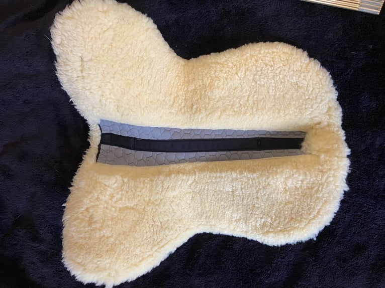 Sattelpad Sattelkissen Mattes Platinum Lammfell m. Rand M 60 cm VS