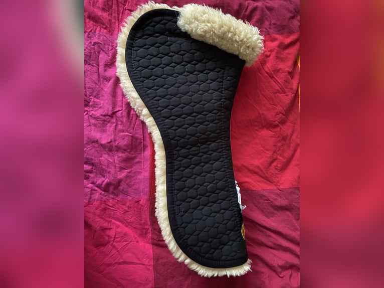 Sattelpad Sattelkissen Mattes Platinum Lammfell m. Rand M 60 cm VS