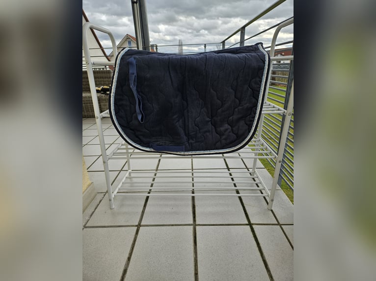 Satteldecke dunkelblau