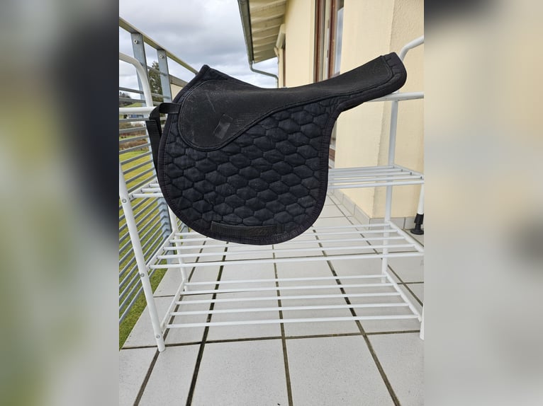 Satteldecke VS schwarz mit Moosgummi