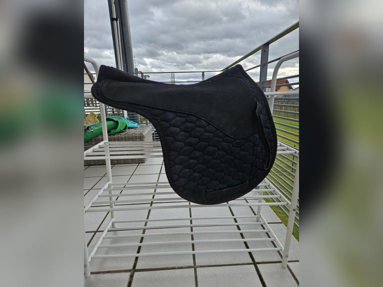 Satteldecke VS schwarz mit Moosgummi