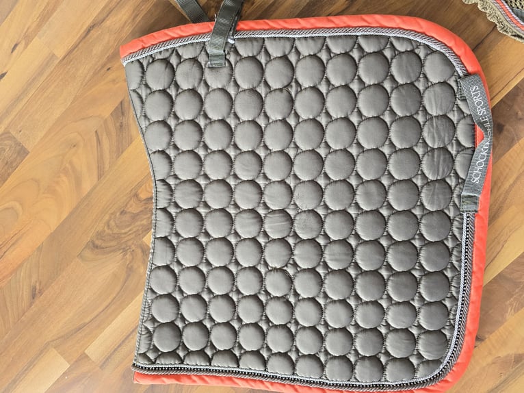 Schockemöhle Dressurschabracke satin-olive WB im Set Schockemöhle Dressurschabracke satin-olive WB im Set