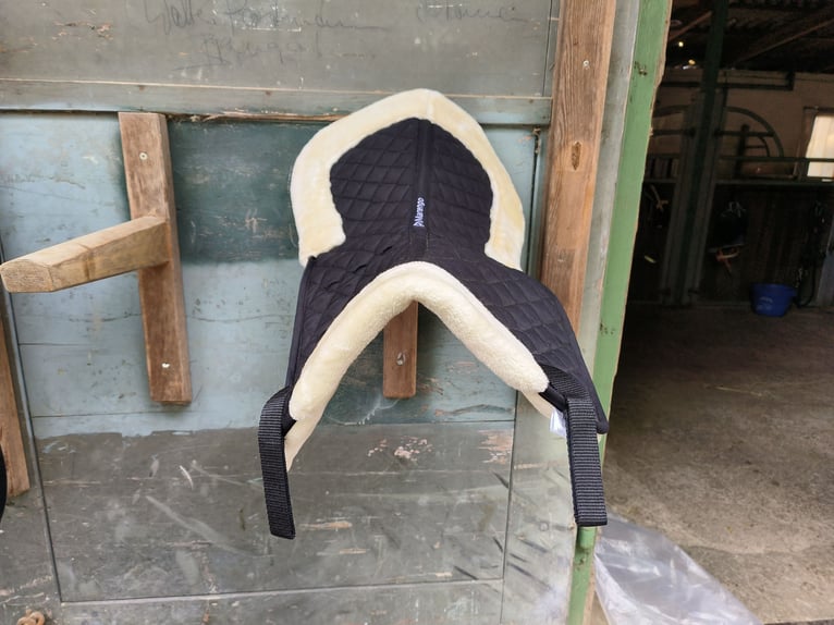 Sattelkissen mit Kunstfell schwarz von Marenco