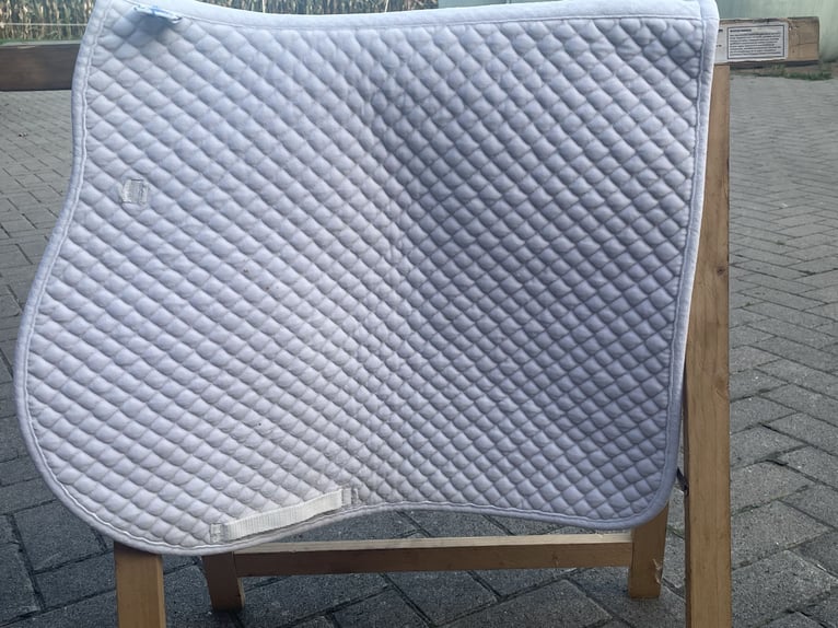 2 weiße Schabracken zu verkaufen 