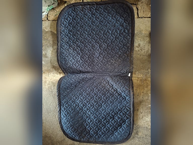 Busse Dressurschabracke Schwarz mit eleganter Muster-Steppung - Wegen Umstieg auf Westernreiten