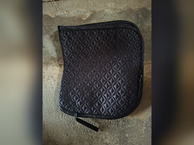 Busse Dressurschabracke Schwarz mit eleganter Muster-Steppung - Wegen Umstieg auf Westernreiten