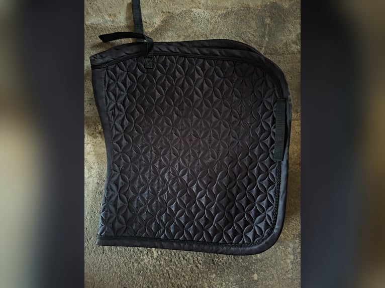 Busse Dressurschabracke Schwarz mit eleganter Muster-Steppung - Wegen Umstieg auf Westernreiten