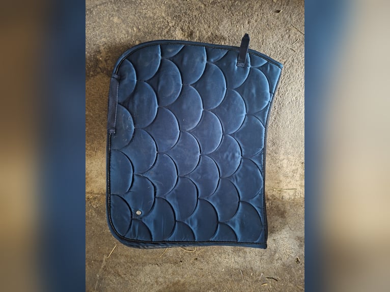 Dressurschabracke in Dunkelblau - Eleganter Schuppenstepp - Gebraucht