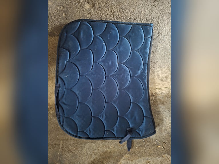 Dressurschabracke in Dunkelblau - Eleganter Schuppenstepp - Gebraucht
