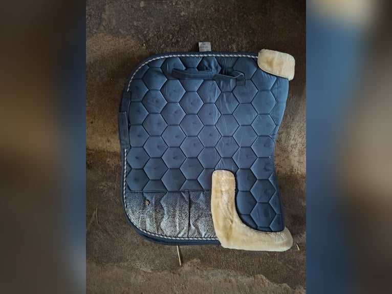 Elegante Dressurschabracke Blau mit Kunstfell & Magnet-Taschen - Wegen Umstieg auf Westernreiten
