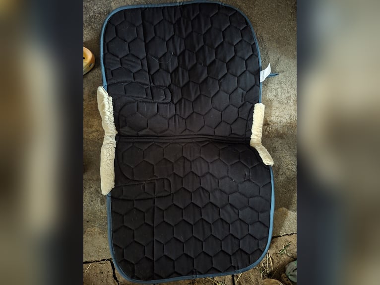 Elegante Dressurschabracke Blau mit Kunstfell & Magnet-Taschen - Wegen Umstieg auf Westernreiten