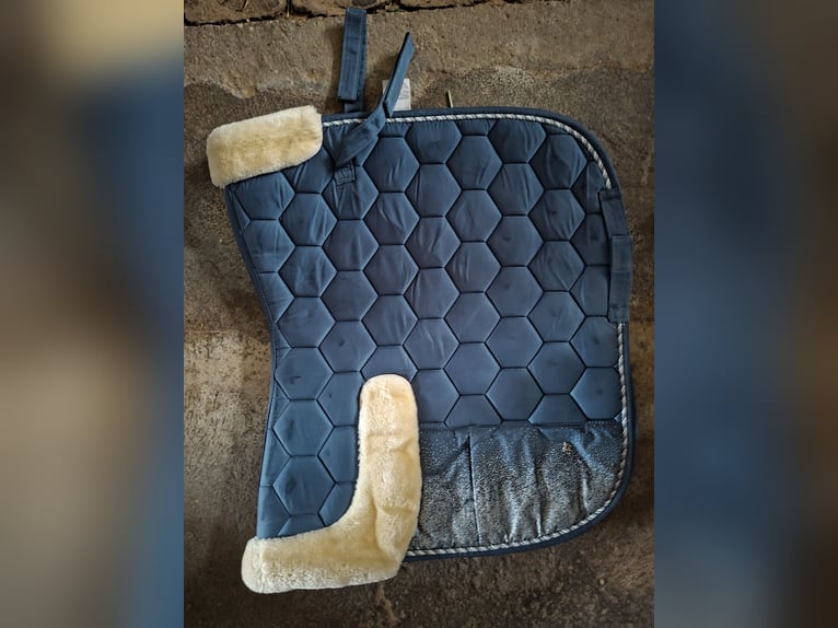 Elegante Dressurschabracke Blau mit Kunstfell & Magnet-Taschen - Wegen Umstieg auf Westernreiten