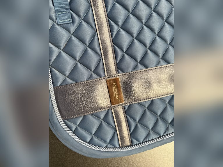 Equestrian Stockholm Schabracke in Größe COB, monacco Blue no boundaries.