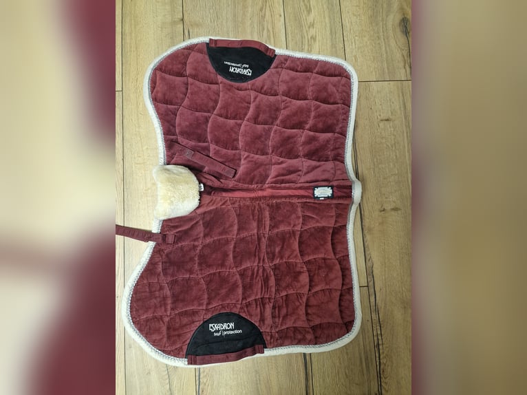 Eskadron Heritage Schabracke samt rot lammfell vs
