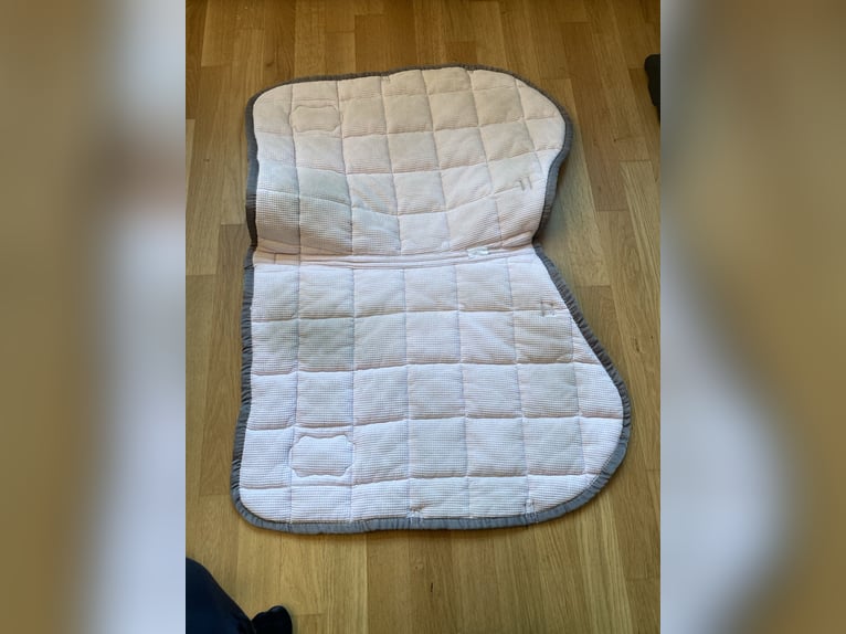 Eskadron Schabracke Big Square „Powderrose“ in VS mit Fliegenhaube