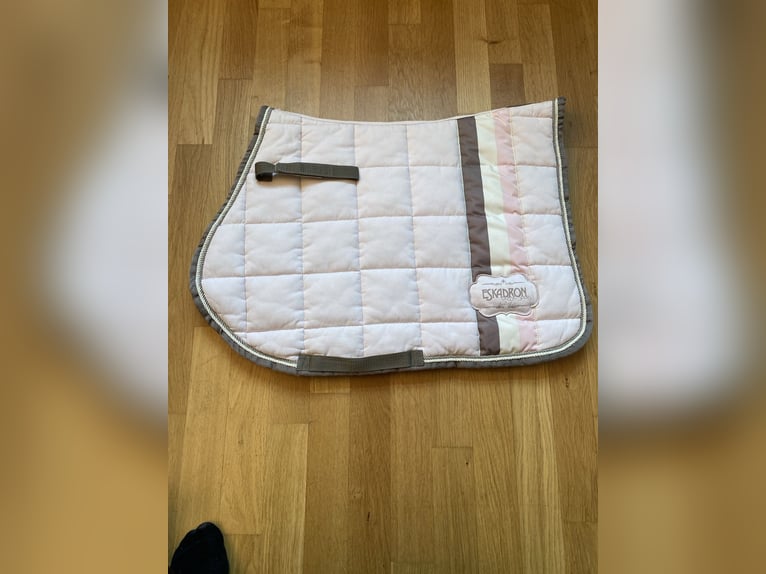 Eskadron Schabracke Big Square „Powderrose“ in VS mit Fliegenhaube