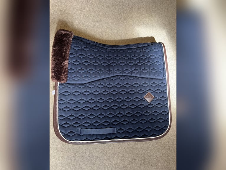 Kentucky Lammfell Schabracke Dressur