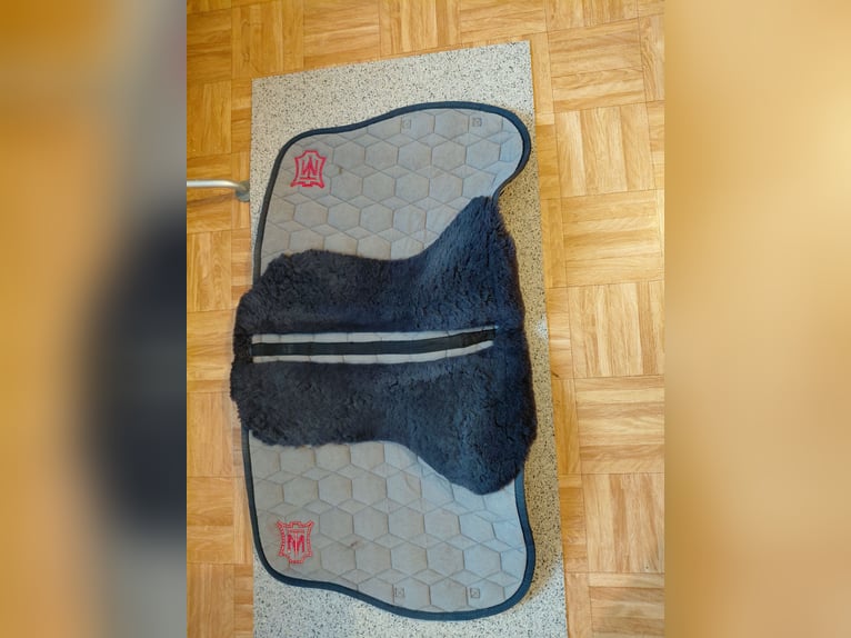 Mattes samt LammfellSchabracke blau dr wb