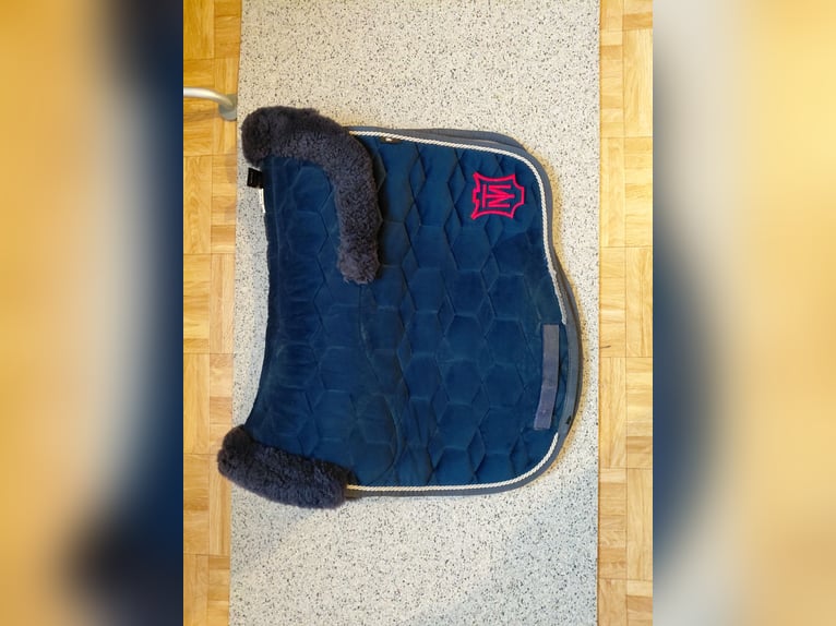 Mattes samt LammfellSchabracke blau dr wb