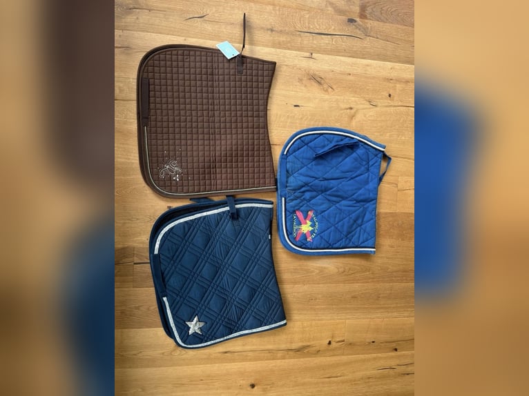 Mehrere farbige Schabracken