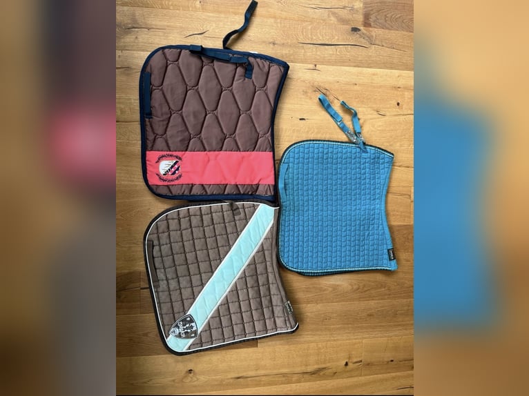 Mehrere farbige Schabracken