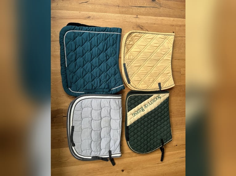 Mehrere farbige Schabracken