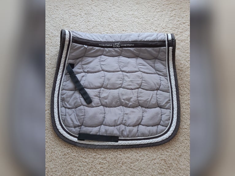 Mehrere Satteldecken, Schabracken "Dressur"