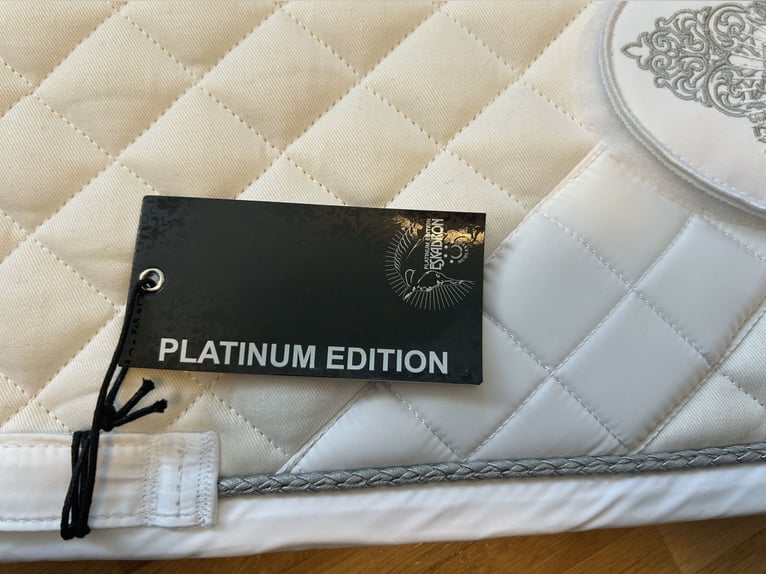 NEU m Etikett! Eskadron Turnier Schabracke Diagonal Platinum VS