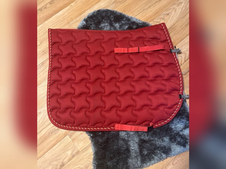 Rote Covalliero Dressur Schabracke