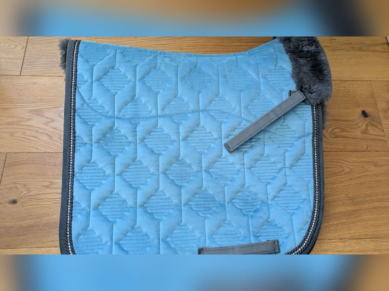 Schabracke mattes Lammfell Dressur L