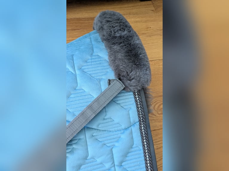 Schabracke mattes Lammfell Dressur L
