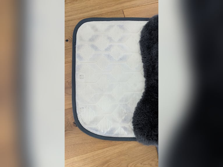 Schabracke mattes Lammfell Dressur L