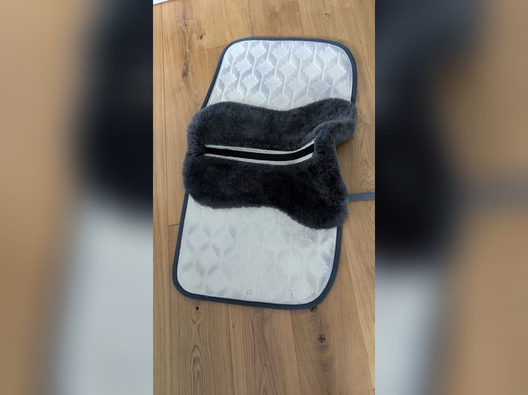 Schabracke mattes Lammfell Dressur L