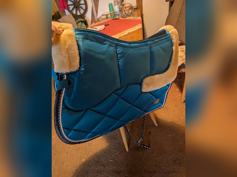 Schöne und kaum benutzte Schabracke zu verkaufen 