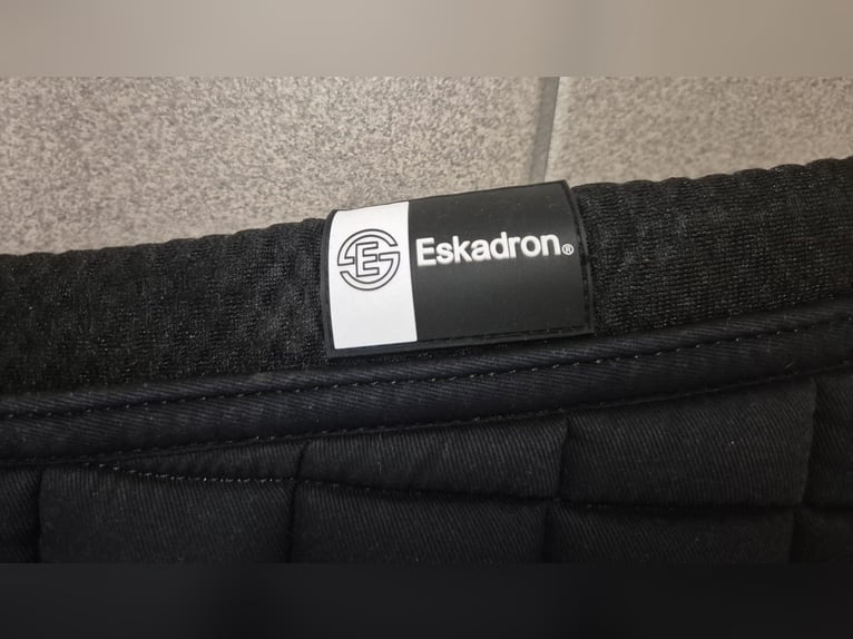 Springschabracke von Eskadron, schwarz, neuwertig