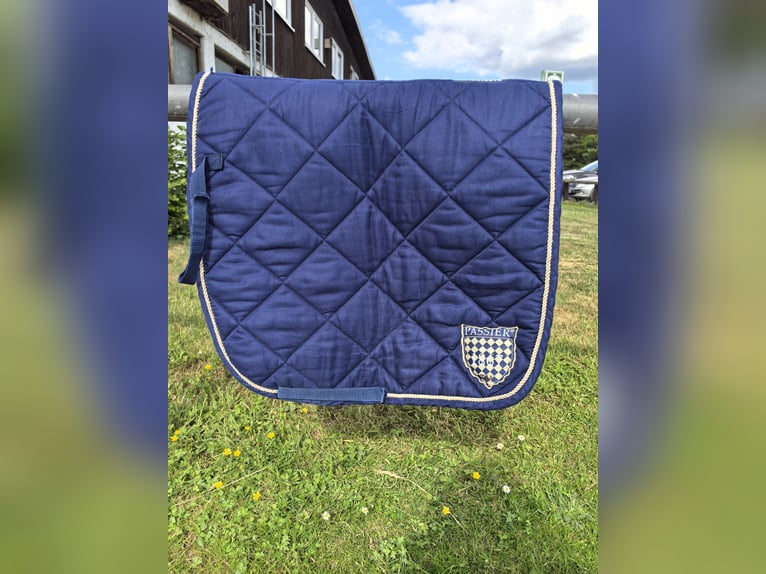 Verschiedene Dressurschabracken, teilweise neu