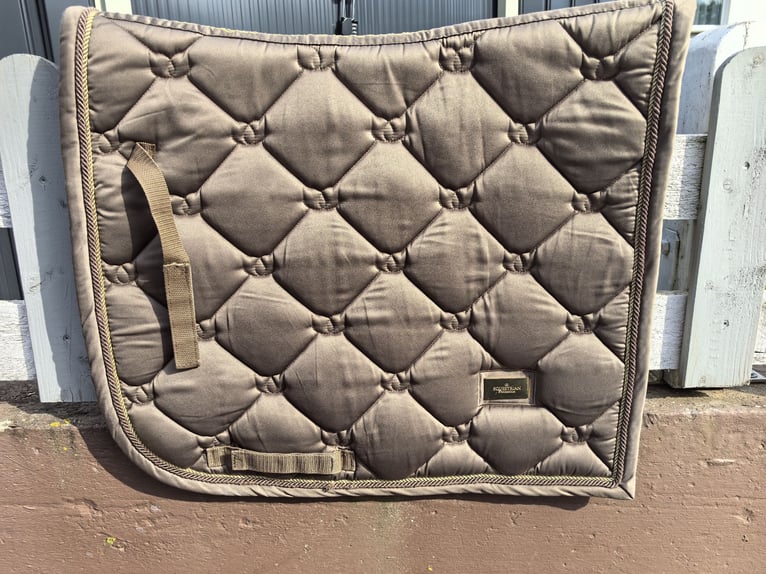 Verschiedene Dressurschabracken, teilweise neu
