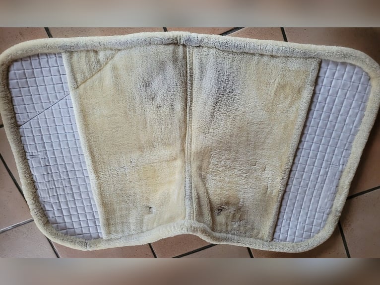 weiße DR Schabracke von BUSSE - innen halber mit weichem Fell gepolstert