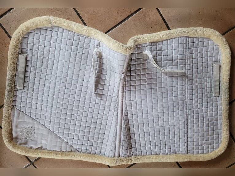 weiße DR Schabracke von BUSSE - innen halber mit weichem Fell gepolstert